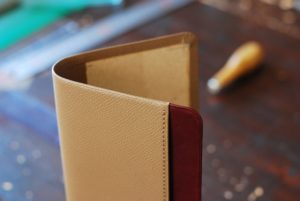 お札が折れない『外折れマチ　ラウンドファスナー財布』